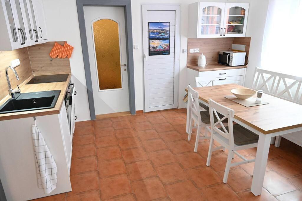 Rodinny Apartman U Broumovskeho Namesti Экстерьер фото